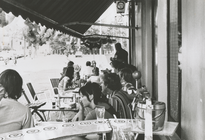 876476 Afbeelding van enkele bezoekers op het terras van café Dikke Dries (Waterstraat 32) op de hoek met de ...